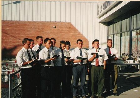 Durante la temporada navidena del ano 1999 los Elderes de la Zona Viedma se juntaron para cantar himnos en Carmen de Patagones.
Marshall Jason Ray
05 Oct 2005