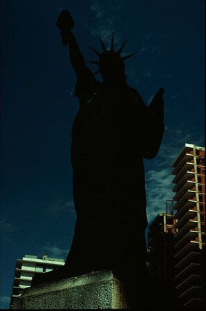 A famous statue in the Barrancas de Belgrano.
Todd  Stevenson
21 Sep 2002