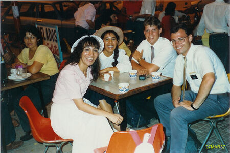 07 de Marzo, 1987
Nélida Calderón, Sandra Páez, Greg Neher y Stuart Vassau
Tomando un helado en el centro de Tunuyán meintras esperamos el micro para volver a San Rafael.
Greg  Neher
24 Feb 2004