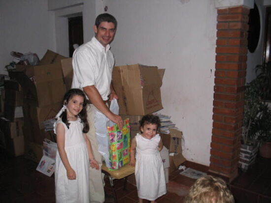 Abriendo regalos de Navidad
Carlos Alberto Tau
04 Jan 2005