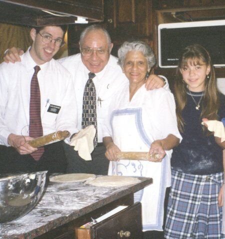 Presidente Huerta, la Hermana Huerta, y Rosie (la nieta), con el Élder Polkinghorne
Kent  Polkinghorne
04 Mar 2001