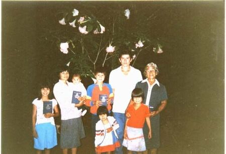 La Hna. Estefana (pionera en la zona) con su hija menor y 6 de sus nietos. 
Ella es una mujer excepcional, siempre sirviendo.
Silvia Monica Sanchez
27 Nov 2001