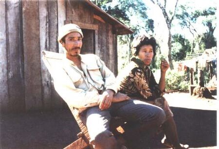 El hno González y su esposa. Viven en esta aldea, rodeados de selva, junto con otras 20 familias (pueblo 