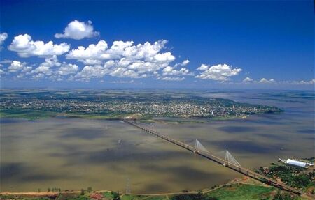 Una vista del Puente San Roque. Se puede ver la ciudad de Posadas, Misiones al fondo. <br><i>A view of the San Roque Bridge betwen Argentina and Paraguay. You can see the city of Posadas, Misiones (Argentina) in the background.</i>
David William Steadman
28 Aug 2001