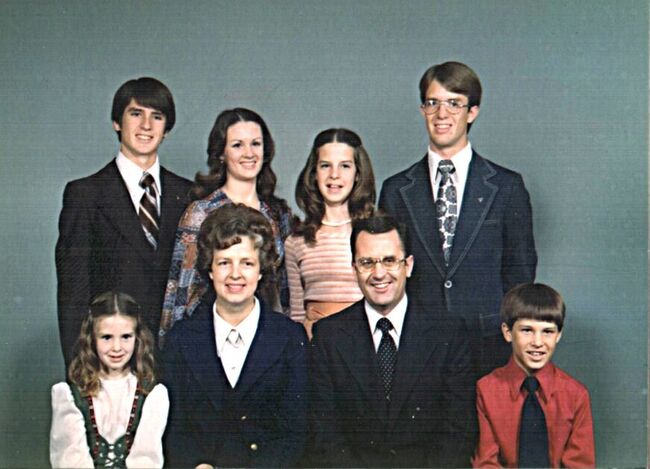 President and Sister Goaslind with their Family taken while on their Mission in Tempe.
Robert  Dodd
07 May 2003