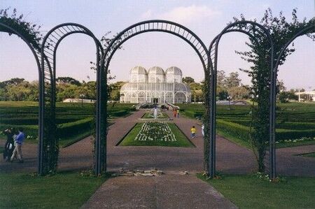 Vista da entrada do Jardim Botânico de Curitiba. À frente está a estufa.
View of the Botanical Garden entrance. You see the greenhouse in the middle.
Jouber  Calixto
04 Nov 2002