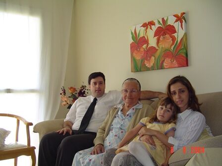 Aí está a minha família... me casei em Outubro de 1999 e tenho uma filha linda de 04 anos.
Rodrigo Rizzutti Sette
16 Mar 2005