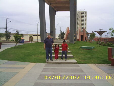 Numa Plaza de minha cidade, meu marido com meus filhos e de longe u oceano.
Rosana Elizabeth Aguilera Geraldo
01 Nov 2008