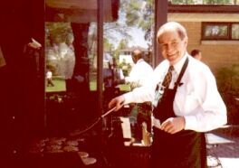 Thanks to President's dedication to his missionaries. He was BBQing hamburger for new missionaries
chih chang  chou
06 Aug 2001