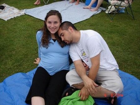 Aqui estoy con mi esposo el 4 de julio en un parque para ver los fuegos artificiales.  Estoy bien embarazada.
Michal  Ramos
02 Aug 2006