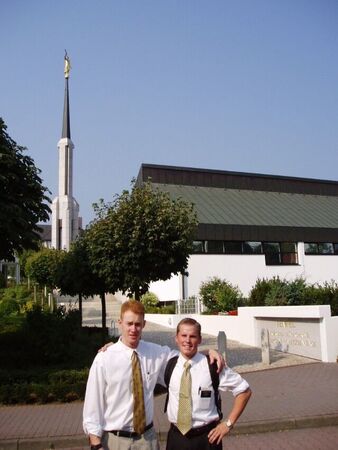 Estoy con un Elder de Utah cerca al Templo de Frankfurt, Alemania.
Daniel Corroncho Ogden
14 Sep 2003