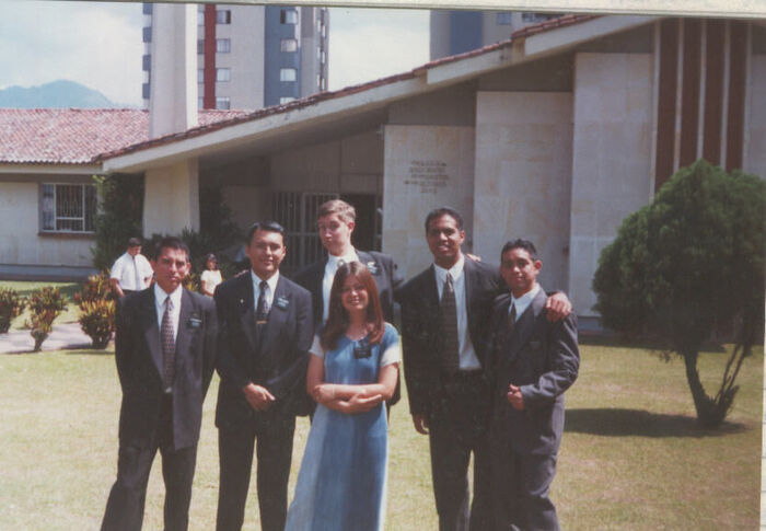 uno de los tantos grupos de misioneros de la gran familia de aquellos jovenes que sirvieron en la mision Cali
Israel Phavel LOAYZA
19 Sep 2003