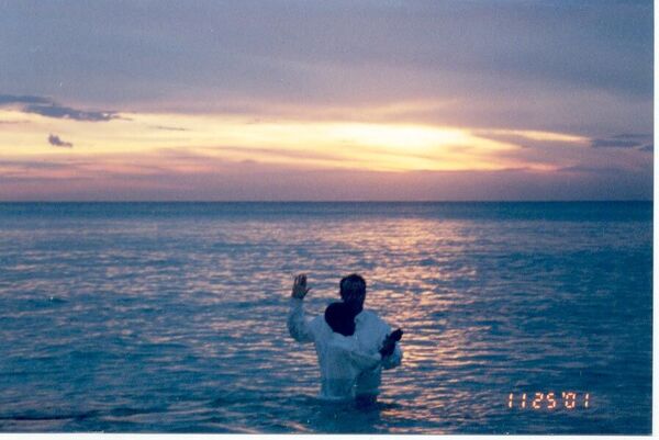 Elder Cooper Bautizando un Joven en La Caleta
Chad  Cooper
07 Sep 2002