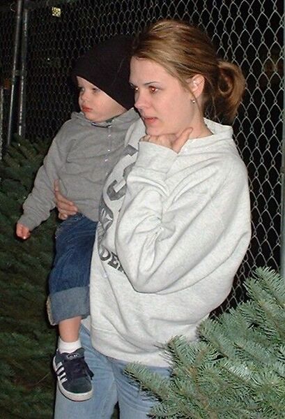 La Esposa y Hijo de Elder Davies estan buscando el arbol de Navidad.
Ryan  Davies
14 Dec 2003