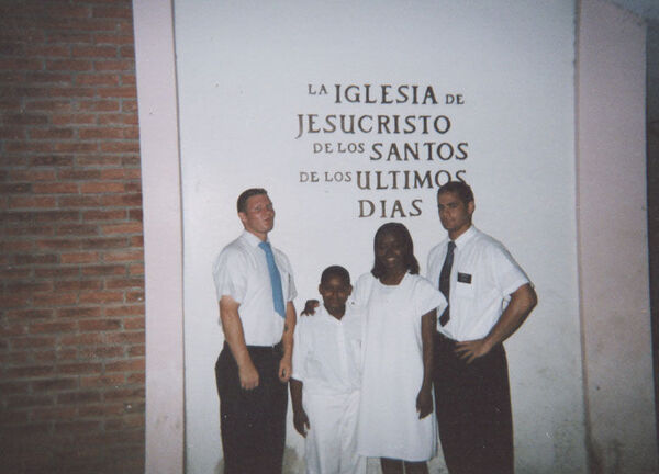 Elder Vea y Smith Sabana Perdida(this wasn't even our baptism)
Daniel E. Smith
14 Apr 2005