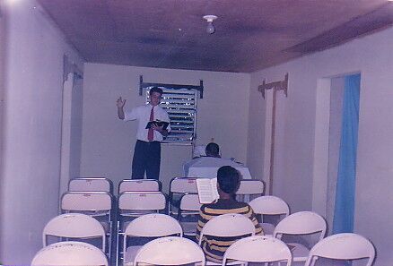 Esta puede ser una vista conocida si ha tenido la oportunidad de abrir una nueva area.  El primer domingo (reunion sacramental) en Las Matas de Farfan.  En poco tiempo no cabiamos en la sala - ni en la casa.
Erik 