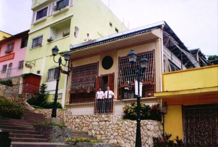 Elder Mencias y Yo por una casa en el cerro Santa Ana.  Durante mi tiempo en la mision terminaron Malecón 2000 y arreglaron el Cerro Santa Ana.
Jon Andrew Snider
04 Jan 2004