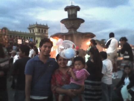 Mi Esposa Jessica, Mi hija Kim y Yo en Guatemala frente ala concha acustica en el parque central
marvin eustaquio  velasquez
15 Oct 2008