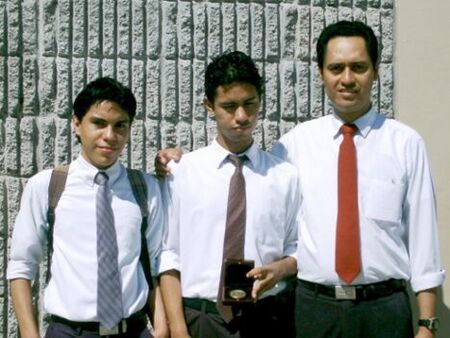 Despues de haber recibido su moneda de mi deber a Dios, Josué Moroni al centro (17 años), Samuel alexander izquierda (15 años) y yo a la derecha.
Marco Antonio Benavente
08 Jul 2009