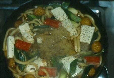 Nothing like home made Udon noodles with all the fixins!  Let's see, there's tofu, mushrooms, onions, noodles, lot's of goodies!
David  van der Leek
20 Aug 2003