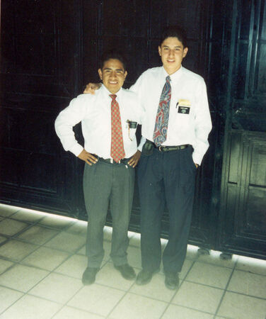 Elder Garcia y yo el la casa de mision. El fue uno de mis mejores compañeros.
Albert Raul Campa
14 Sep 2001