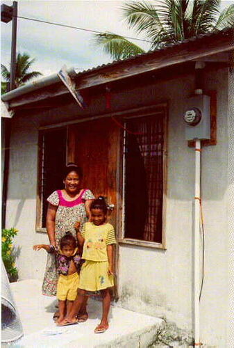Marshallese lady and her two daughters
(courtesy of Katherine Fields)
Scott W Mingus
12 Jan 2002