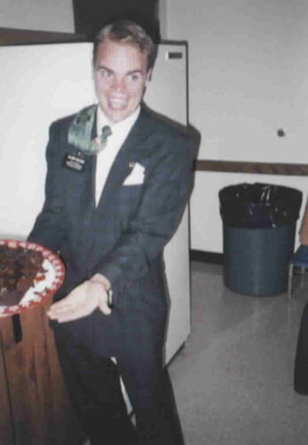 Elder Craven made a cake for Tonya's baptism. It didn't exactly turn out the way he wanted it to.
Michael A. Loesevitz
20 Apr 2003
