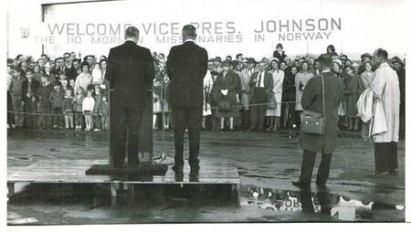 This is the hugh panaramic sign that we taller Elders held up to greet the Vice President.
Harold  Oak
21 Aug 2006