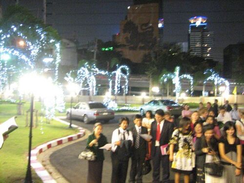 Entry to the New Petchaburi building. Trees are covered with lights.
Reed B. Haslam
26 Dec 2008