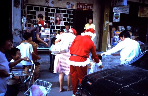 Sis. Cox, Sis. Johnson and Santa (Elder Holbrook) greet children in our neighborhood.
Robert B Skankey
06 Jan 2016