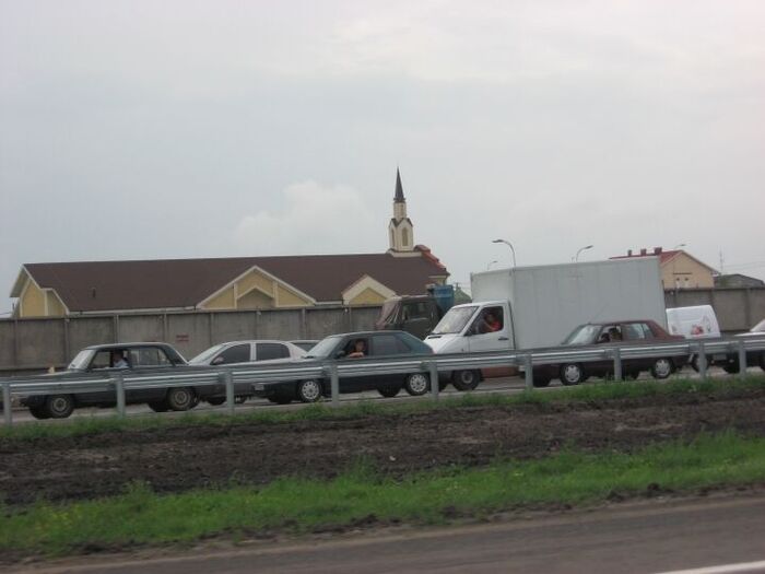 Thank you little Ukrainian cars for giving me a nice clear view of the Stake Center. We are driving northwest.

http://www.ldschurchtemples.com/kyiv/aerial/
Alex  Eagar
06 Oct 2007