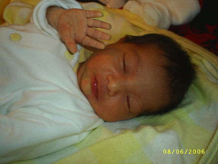 She's already learned to wave...just like the princess she is
Luis Alfredo Gutierrez Campos
10 Jun 2006