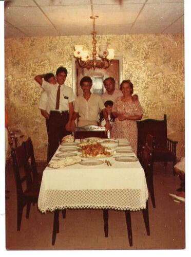 Elder Tincher y Elder Diaz en la casa de la familia Lugo, recibiendo alimentos y amistad!
Ginette Acevedo de Diaz
27 Oct 2003