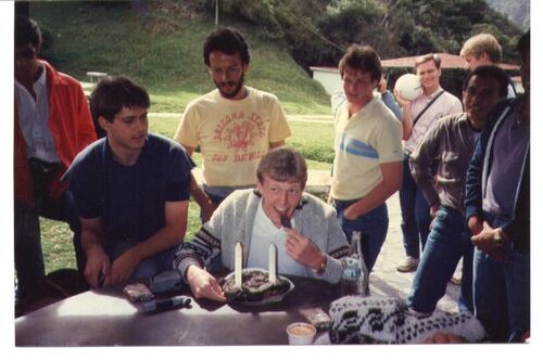 Los misioneros pretendiendo comer bosta e'vaca en las Porqueras.
Ginette Acevedo de Diaz
27 Oct 2003