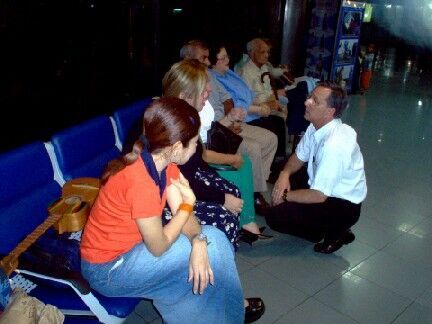 En el Aeropuerto hablando de la partida de los Misioneros de Maracaibo. Oct.23-2005
Familia Padilla
27 Oct 2005