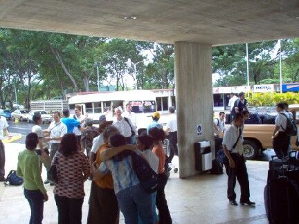 Ultimo grupo de Misioneros llegando al aeropuerto el 24-Oct-05.
Familia Padilla
01 Nov 2005