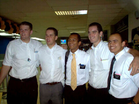 Elders Burningham, Schwab, Briceño, Falk y Borrero, en el Aeropuerto de Maracaibo (24 Oct.05)
Familia Padilla
01 Nov 2005