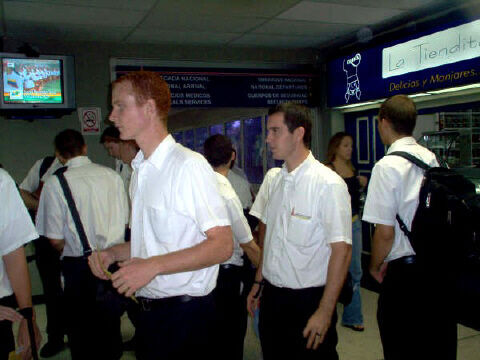 En su ultimo dia en el Aeropuerto de Maracaibo (Oct.24, 2005)
Familia Padilla
12 Nov 2005