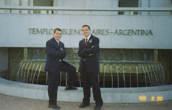 Aquí estamos en el templo de Buenos Aires, después de participar del sellamiento de una familia que bautizó Leder Bennett
Matias Fernando Munives
07 Mar 2006