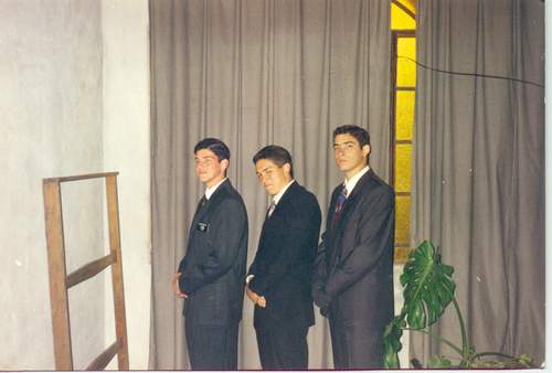 Elder Hugo GOnzalez, Elder Mardy Thomas y YO. Estabamos molestos. :)
Fernando  Galindez
05 Oct 2002