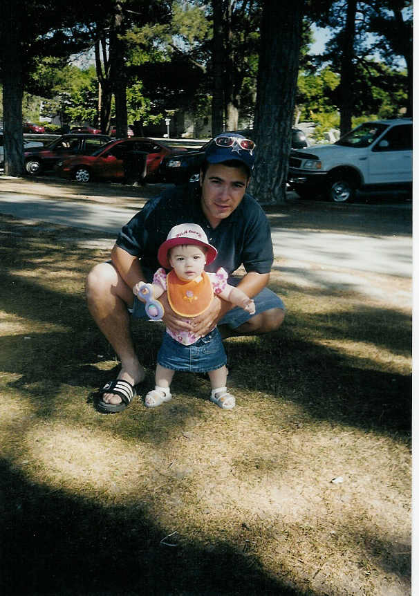 Hola queridos amigos.
                                  Estas son algunas fotos nuestras, queremos que conozcan a nuestra hijita, se llama Paula Nicol, nacio el 21 de Octubre del 2002, bueno esperamos recibir noticia de uds., nosotros estamos viviendo en la ciudad de Salt Lake.
                      un abrazo a todos
                       Andres
Andres  Rondan
22 Sep 2003