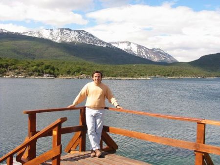 Acá estoy en La Pataia, el punto mas austral de la Argentina. Mas al sur solamente la Antartida!!!!
Pablo M. Lipari
07 Oct 2004