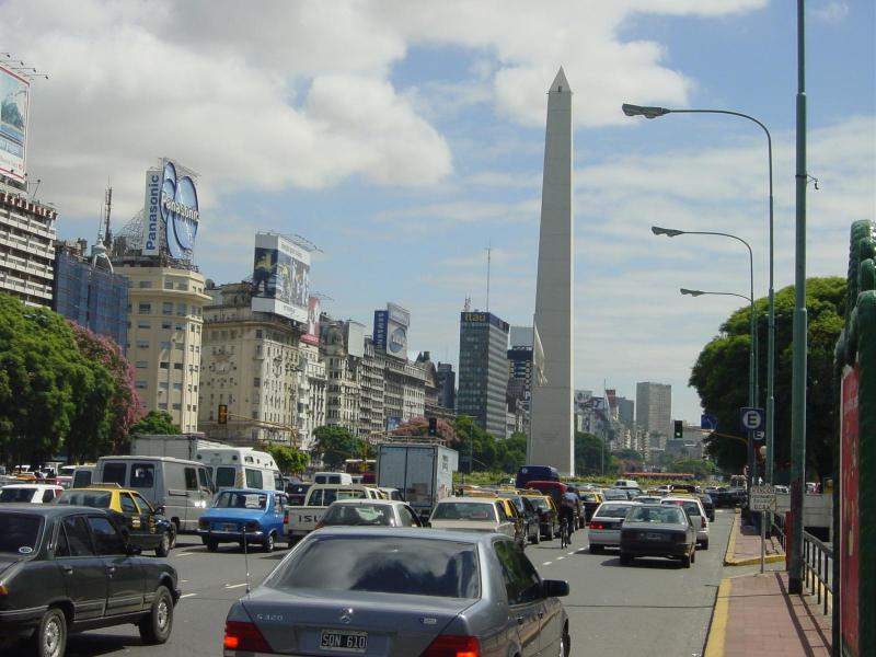 Taxis on Av. 9 de Julio at the Obelisk