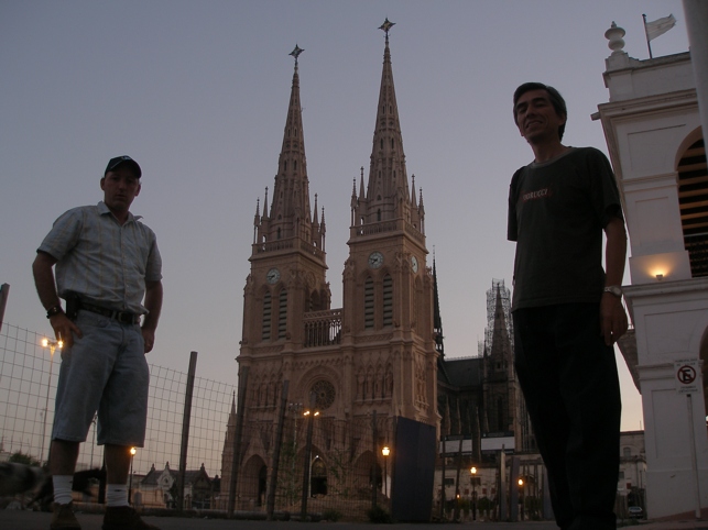 I cant keep including food pictures cause it's making me very hungry. I liked the food and took pictures of lots of my meals. So anyway, here is a picture of the basilica in lujan. It was a nice train ride out there and a nice town. Alejandro came with me. He is a strong member even after 14 years! That is sooo sweet! (tan-trigo)
Joshua  Frazier
14 Apr 2007