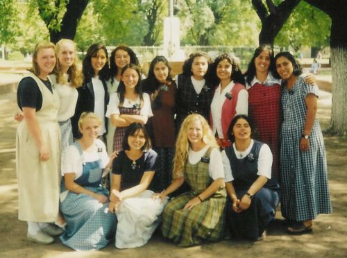 Las Hermanas in the plaza in Ramos Mejia at Tranfers
Webmaster Team
18 Aug 2004