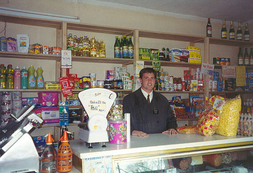 Typical Kiosko (convenience store) run by some members (los Pichun) in Allen
Jacob Stewart Tripp
03 Mar 2005