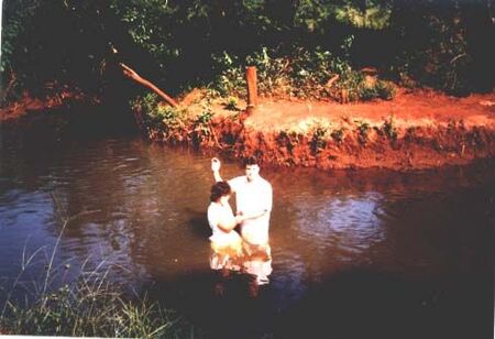 E. Ortlieb bautizando en un arroyo de Montecarlo.
Silvia Monica Sanchez
27 Nov 2001