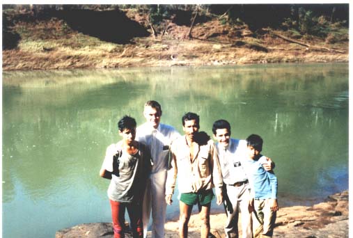 Bautismo del hno González y sus dos hijos mayores... en un arroyo. (E. Huber y E. De la Fuente)
Silvia Monica Sanchez
27 Nov 2001