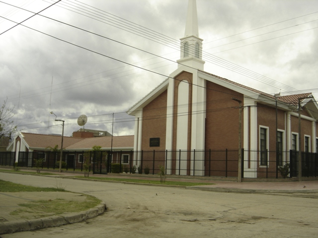 La capilla de RSP es enorme, icluso tiene internet WIFI. En la parte nueva (la que tiene la cupula) esta el sacramental y el Cultural conde entran 800 personas
Axel Pablo Cecchi
07 Oct 2006