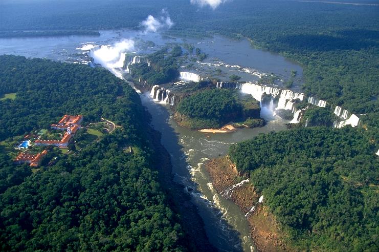 Una vista de las Cataratas del Iguazú. Tambien se puede ver el hotel de 5 estrellas a la izquierda. <br><i>A view if the Iguazu Waterfalls. Located on the left is the international 5 star hotel</i>
David William Steadman
29 Aug 2001